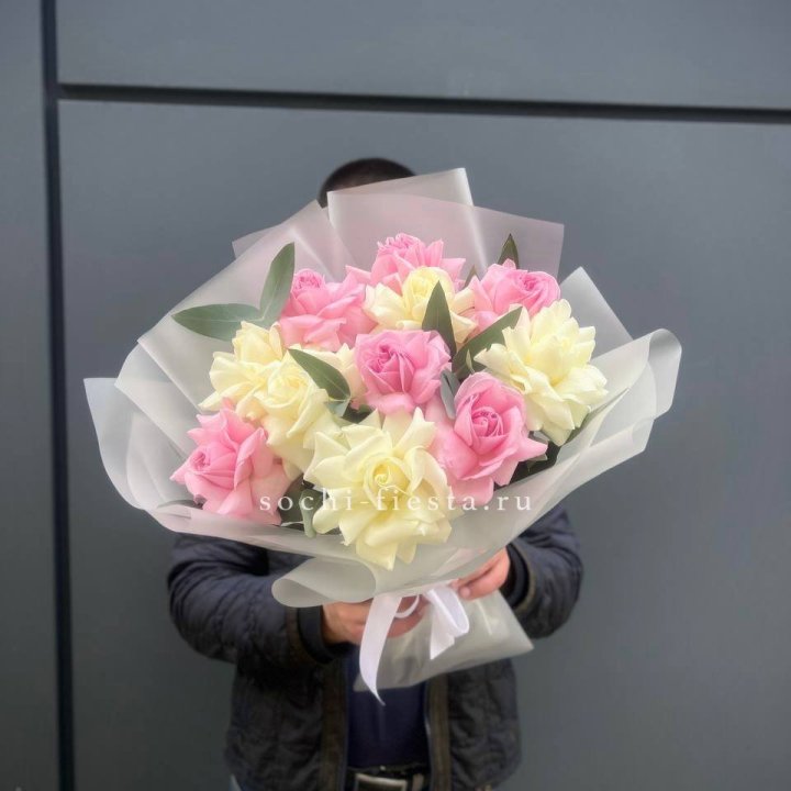 11 бело-розовых роз в Воронеже