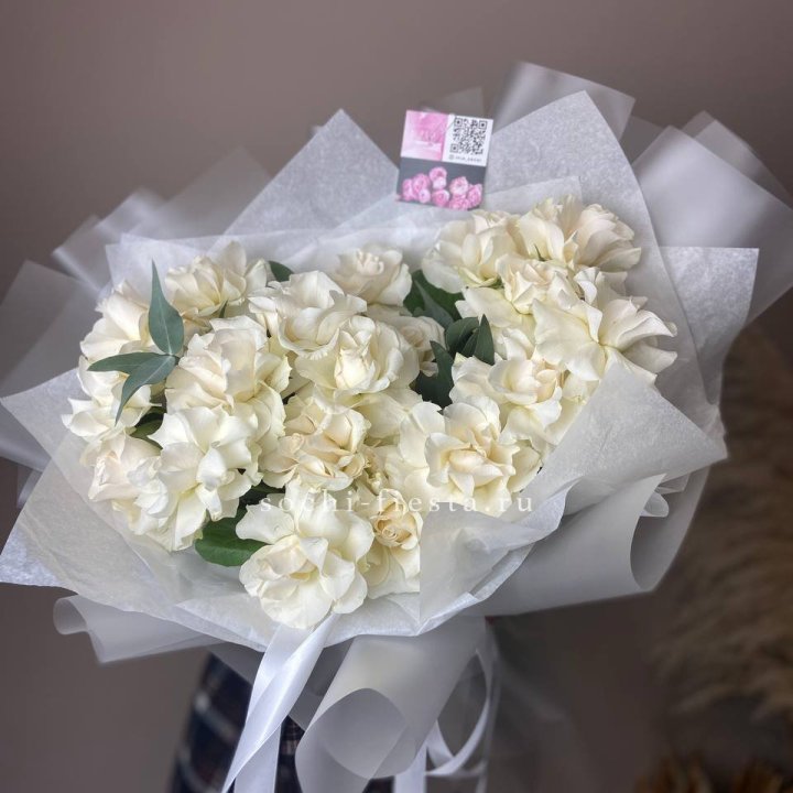 21 французских роз с эвкалиптом в Воронеже