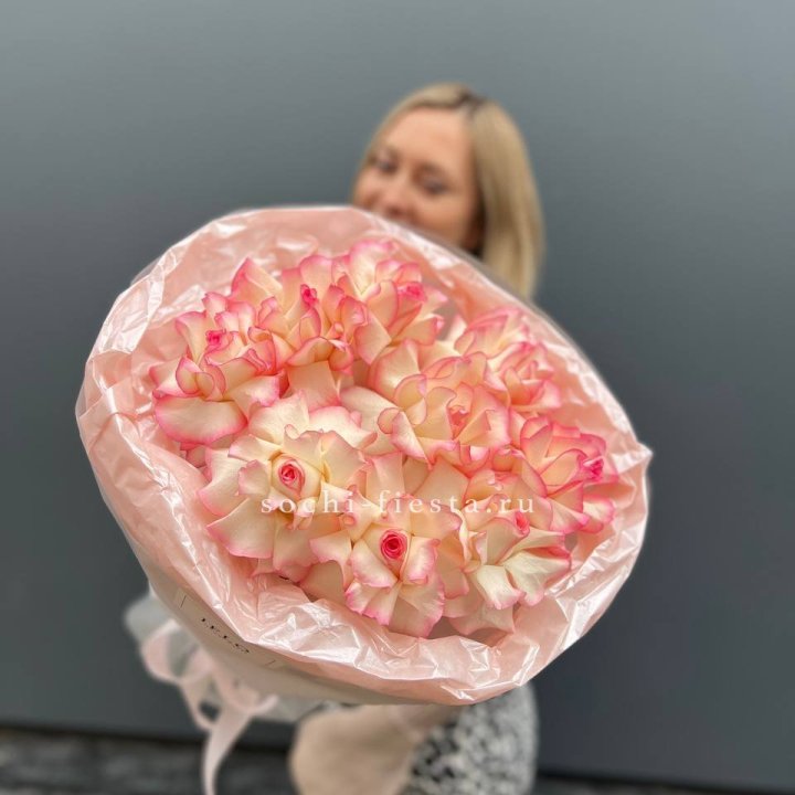 9 французских роз Джумилия в нежном оформлении в Воронеже