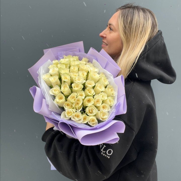 51 белая кенийская роза в оформлении в Воронеже