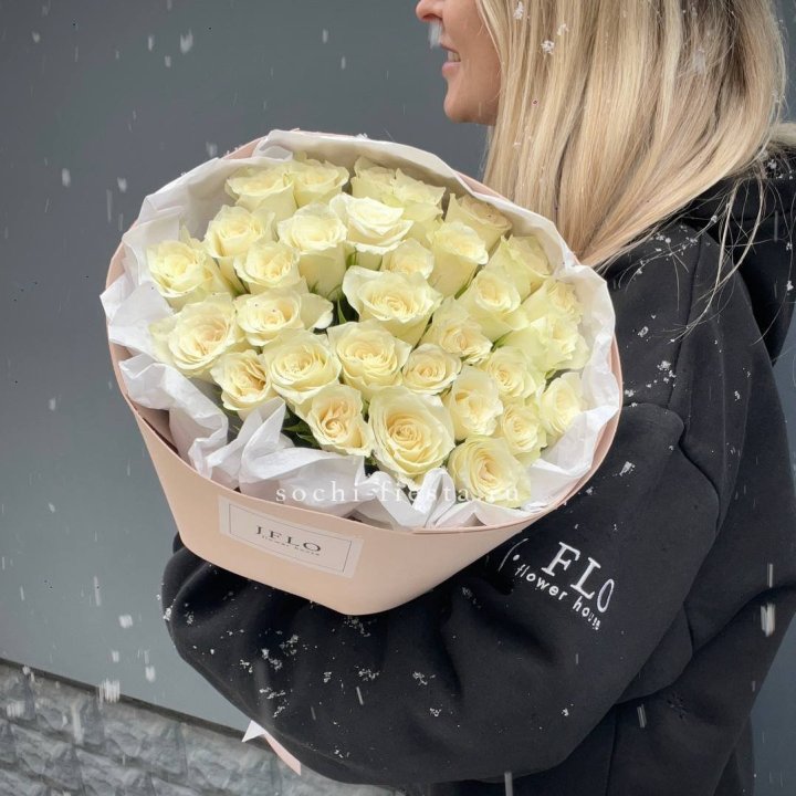 31 белая роза в оформлении в Воронеже