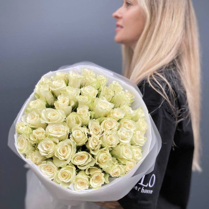 Воздушный букет из 51 белой кенийской розы в Воронеже