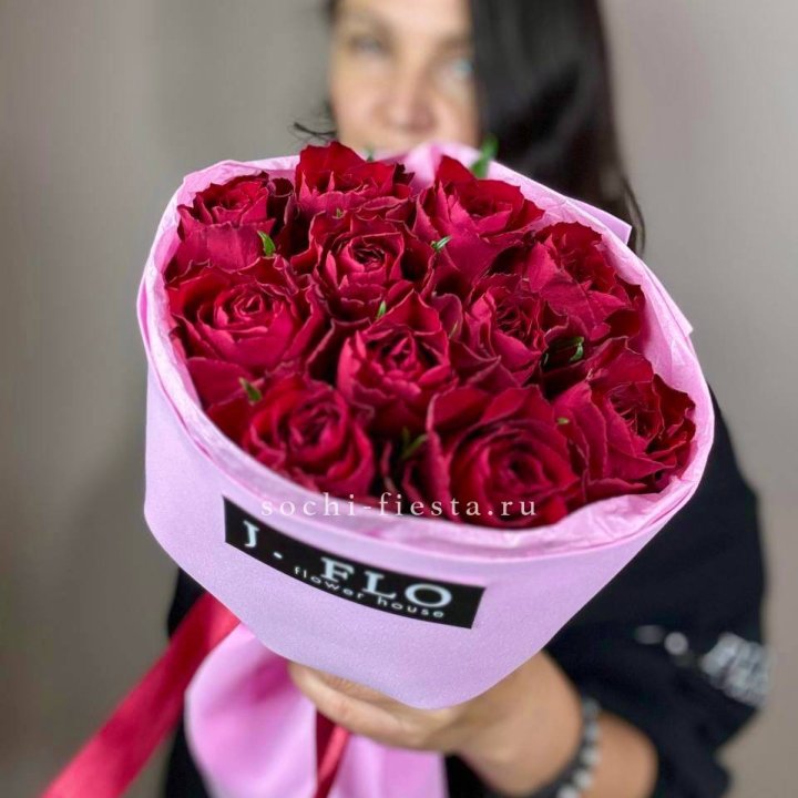 11 красных роз мадам ред в Воронеже