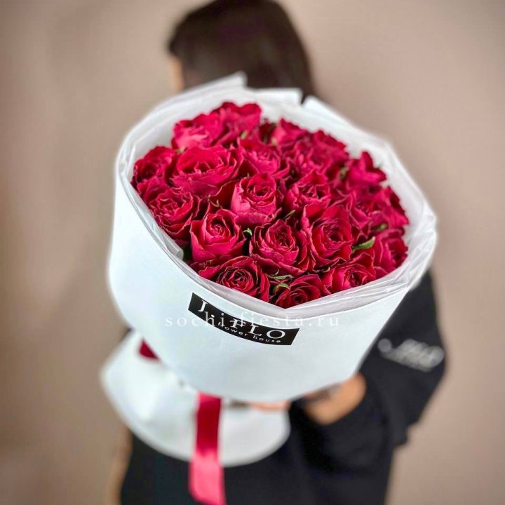 Букет красных роз мадам ред в Воронеже