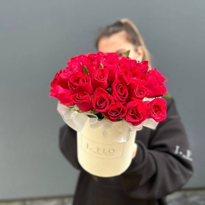 27 кенийских роз в боксе в Воронеже