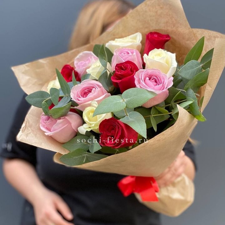Букет из 15 роз с эвкалиптом в Воронеже