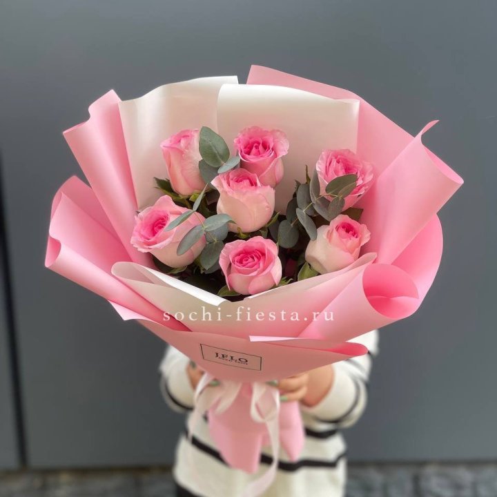 7 роз с эвкалиптом в Воронеже