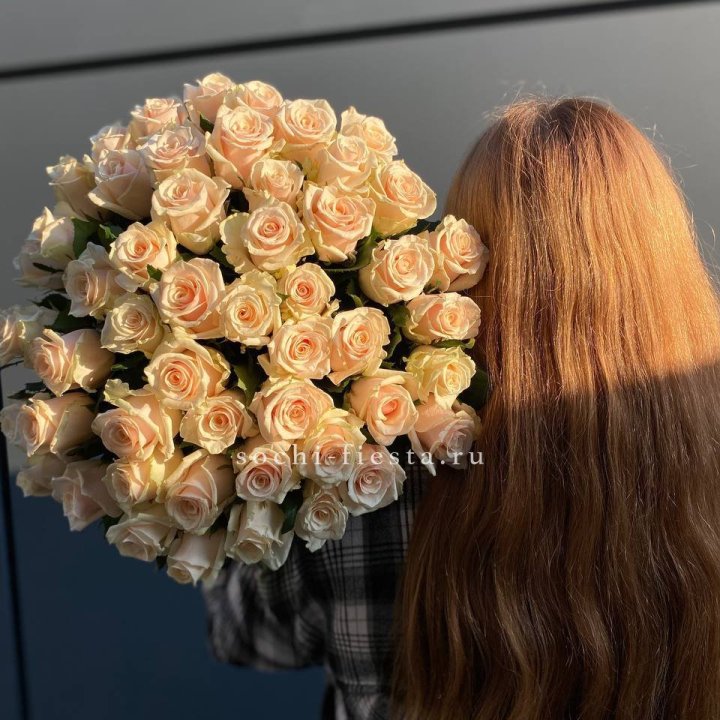 Охапка кремовых роз в Воронеже