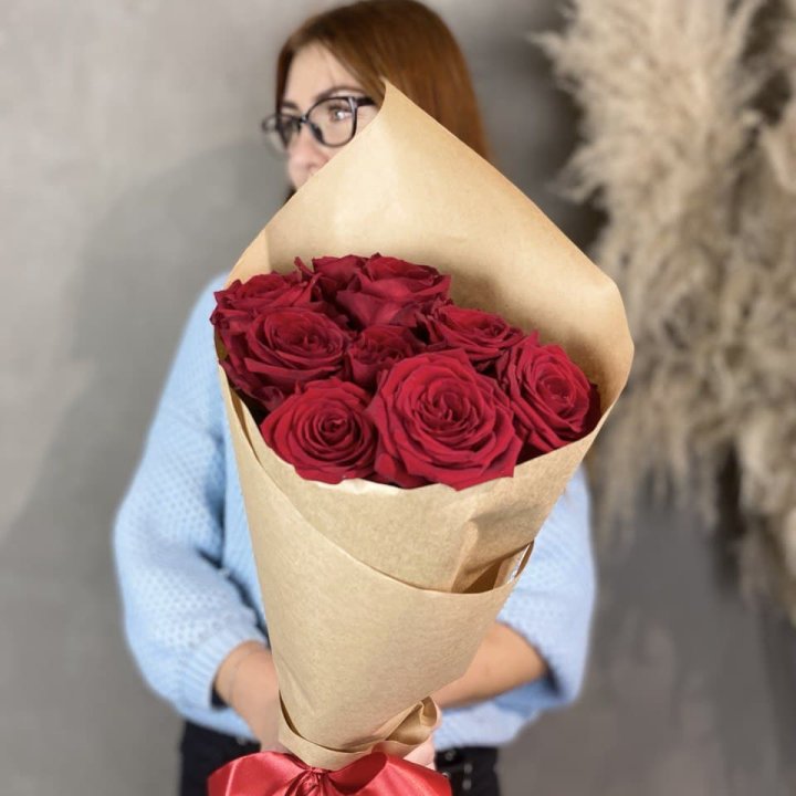 9 красных роз в крафте в Воронеже