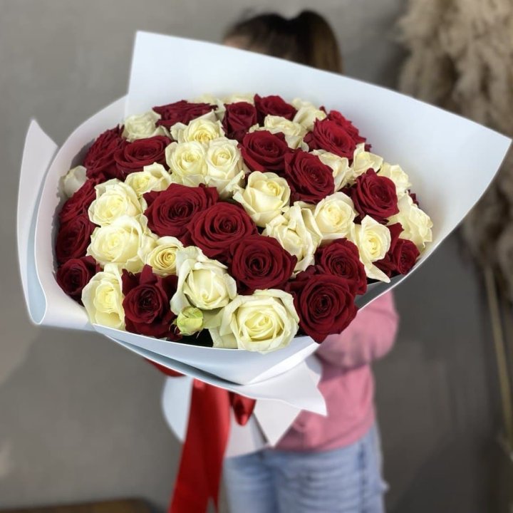 51 красная и белая роза в Воронеже