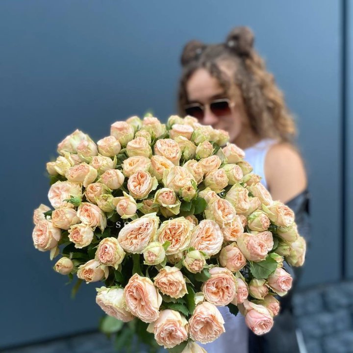 25 пионовидных роз в Воронеже