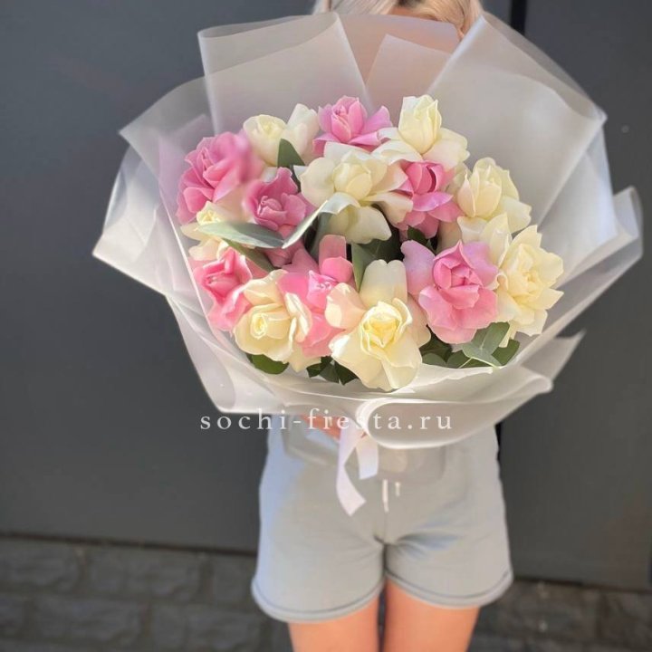 15 бело-розовых роз в Воронеже