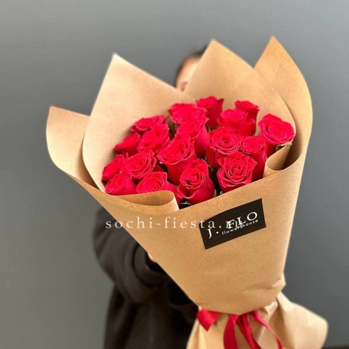 19 красных роз в крафте в Воронеже