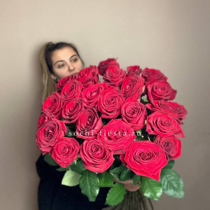 25 высоких роз в Воронеже