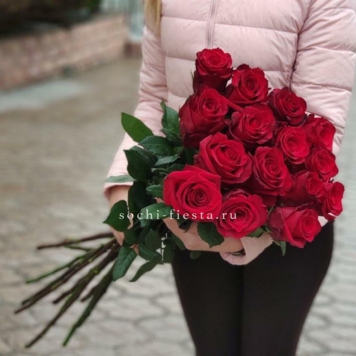 15 высоких красных роз в Воронеже