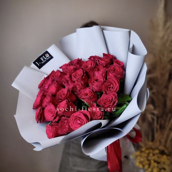 Красные розы 33 шт в Воронеже