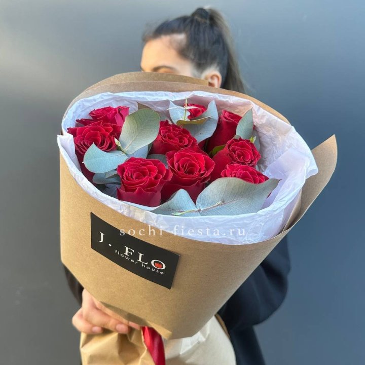 9 роз с эвкалиптом в Воронеже