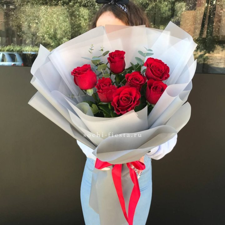 7 красных роз с эвкалиптом  в Воронеже