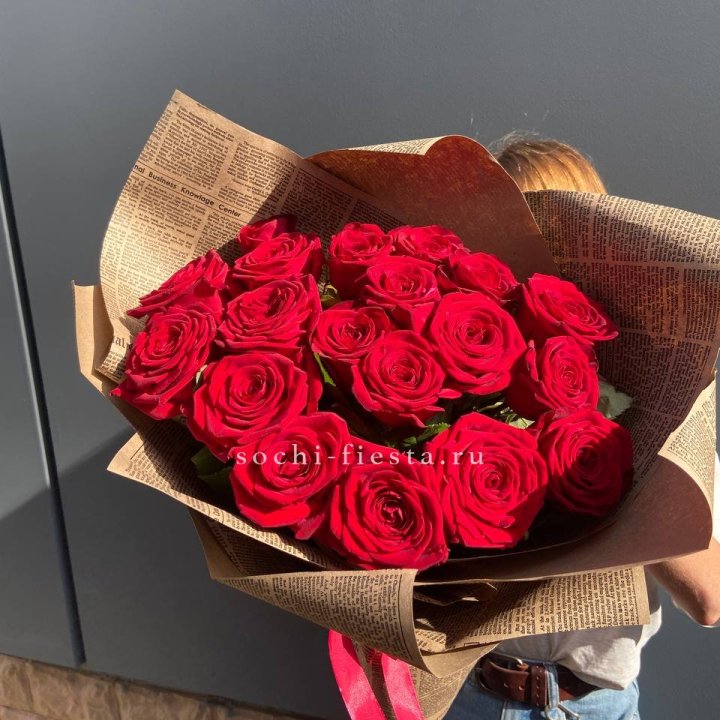 19 красных роз Леди Крафт в Воронеже