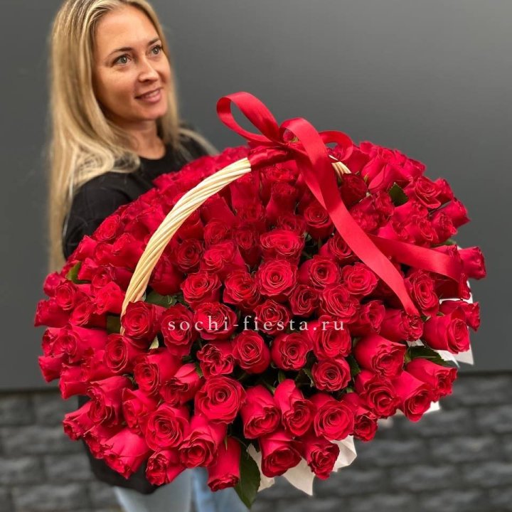 151 красная  роза в корзине в Воронеже