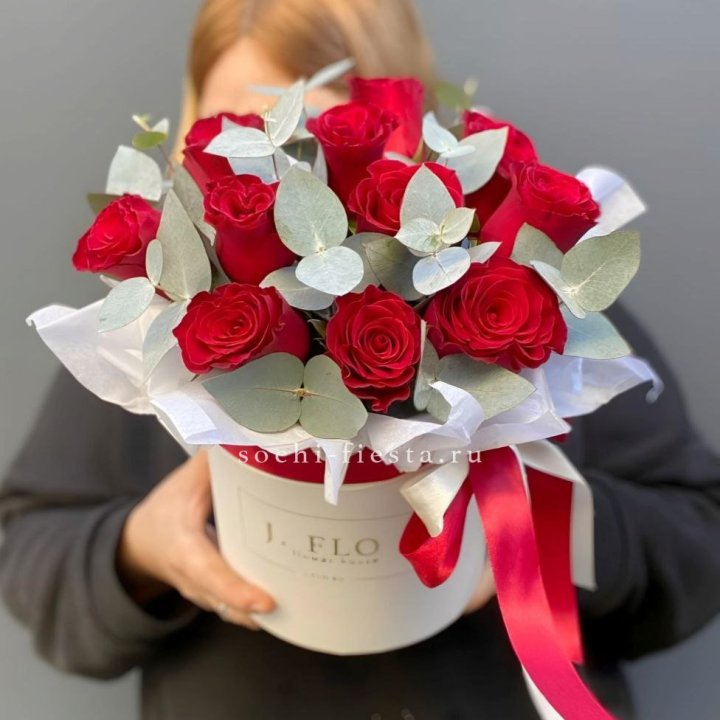 11 роз в шляпной коробке в Воронеже