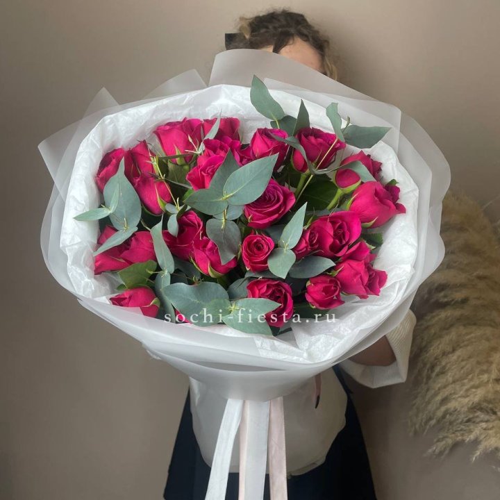 25 малиновых роз с эвкалиптом в Воронеже