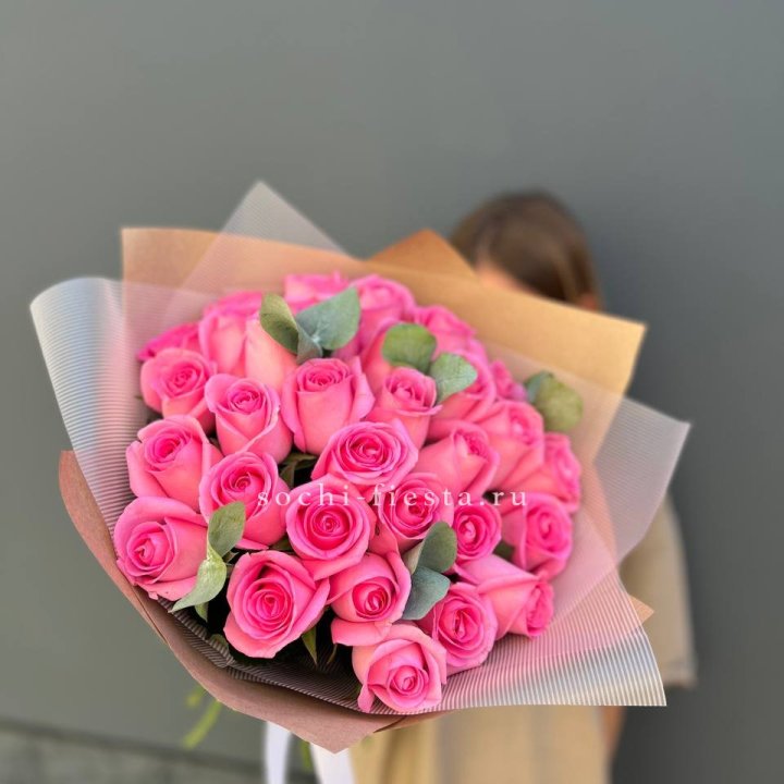 31 розовая роза с эвкалиптом в Воронеже