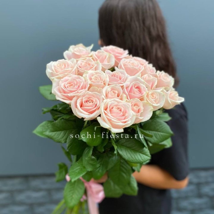 Высокие розовые розы в Воронеже