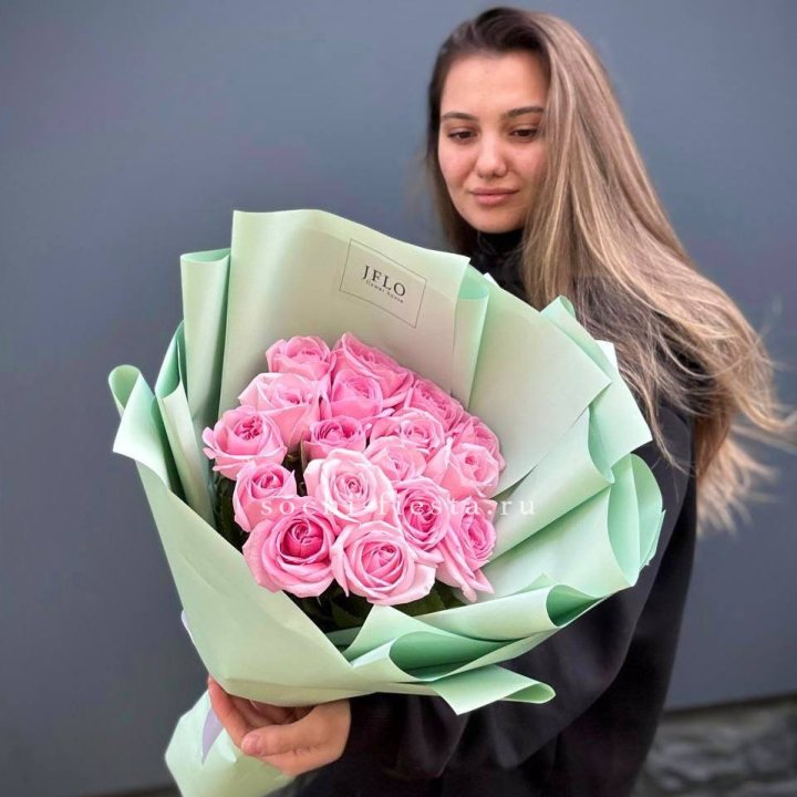 17 розовых роз в Воронеже