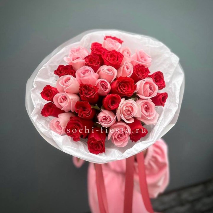Букет красных и розовых 35 роз в Воронеже