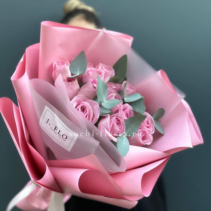 15 Розовых роз с эвкалиптом в Воронеже