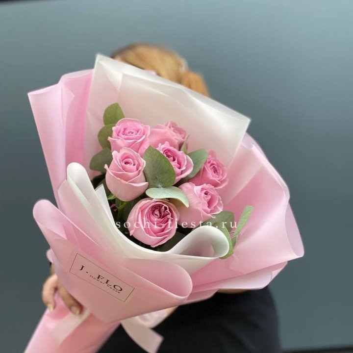 7 розовых роз с эвкалиптом в Воронеже