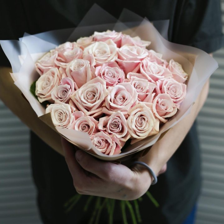 27 кремовых роз в Воронеже