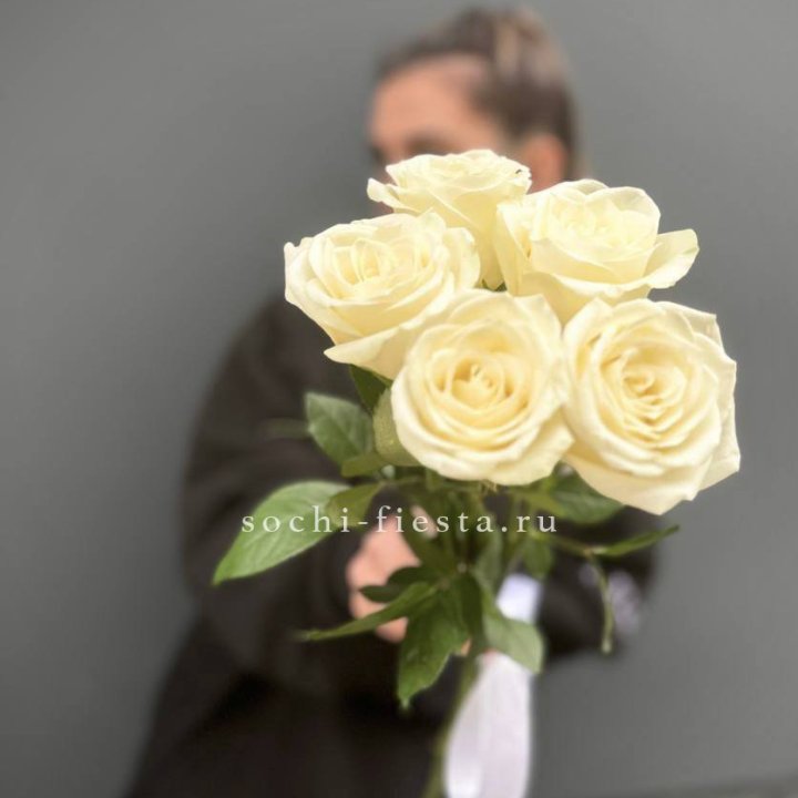Букет 5 белых роз  в Воронеже