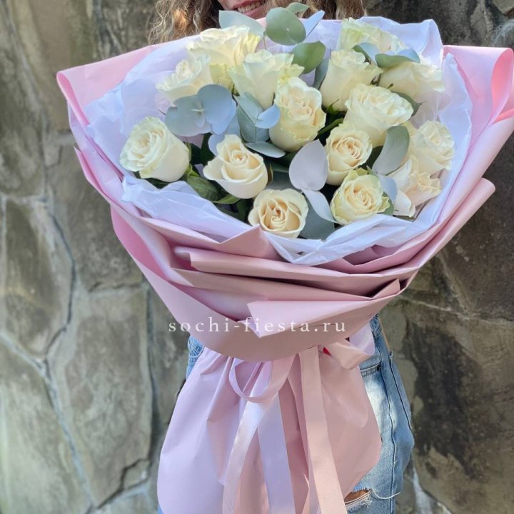 Белые розы в авторском оформлении в Воронеже