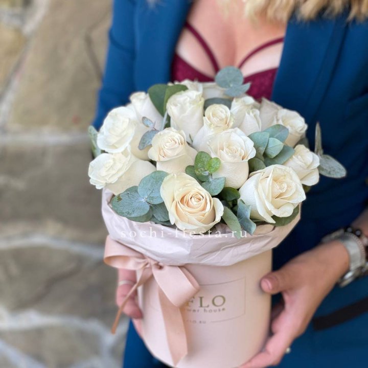 Цилиндр из белых роз в Воронеже