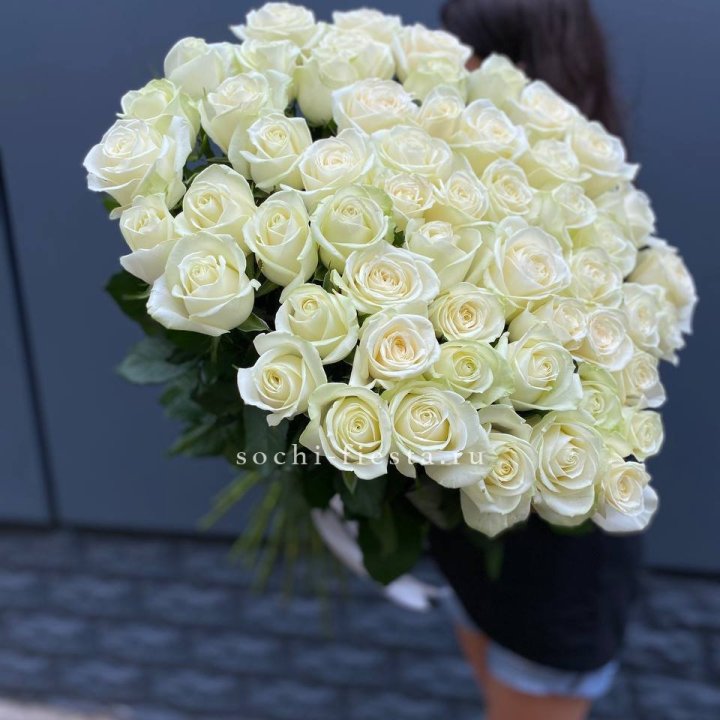51 белоснежная высокая роза в Воронеже