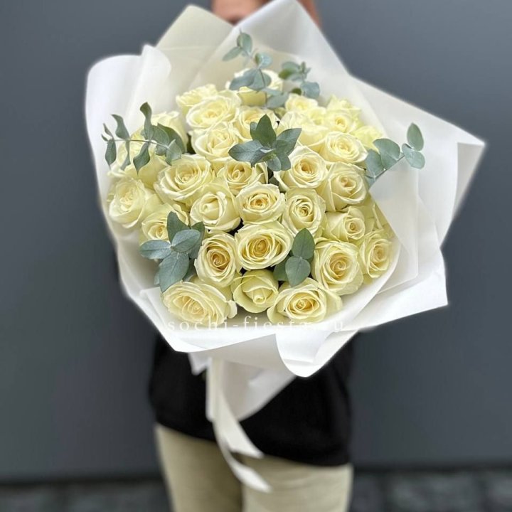 31 белая роза с эвкалиптом в Воронеже