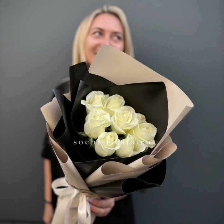 7 белых роз Иммерсив в Воронеже