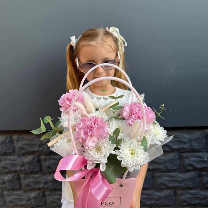 Сумочка из стойких хризантем и диантуса в Воронеже