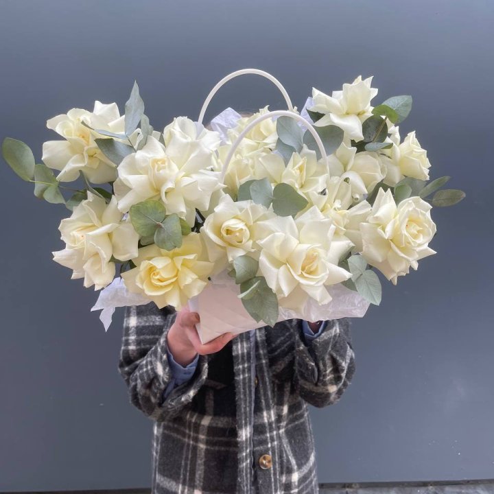 15 белых роз в сумочке в Воронеже