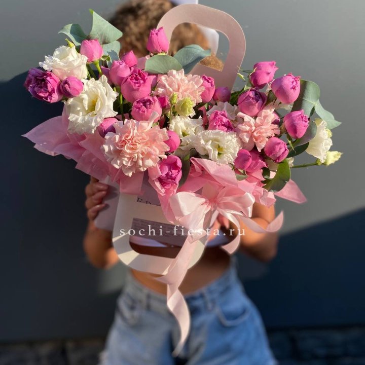 Сумочка с кустовой розой и диантусами в Воронеже