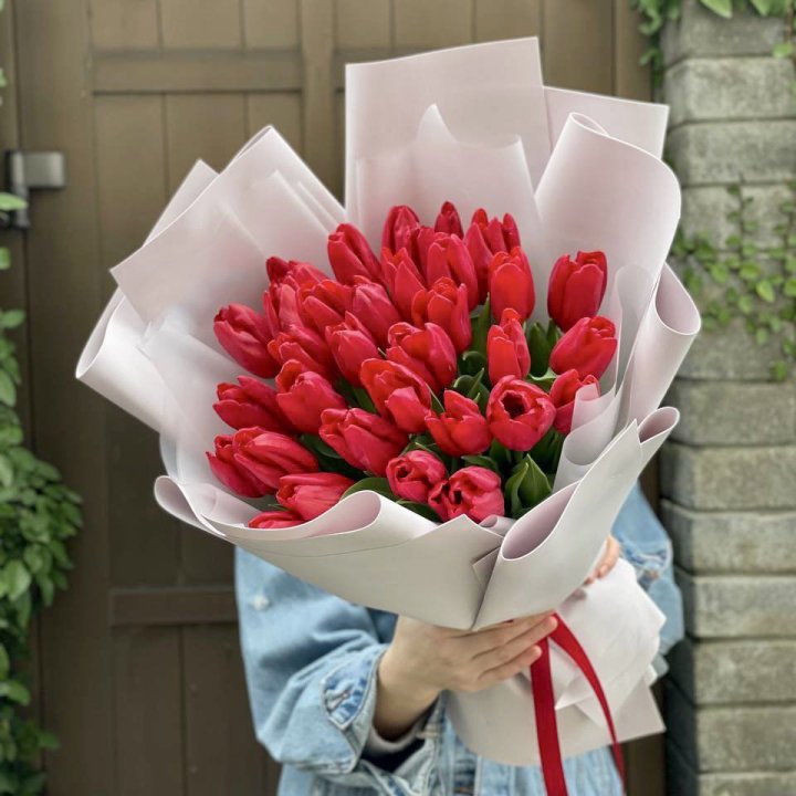 35 красных тюльпанов в Воронеже